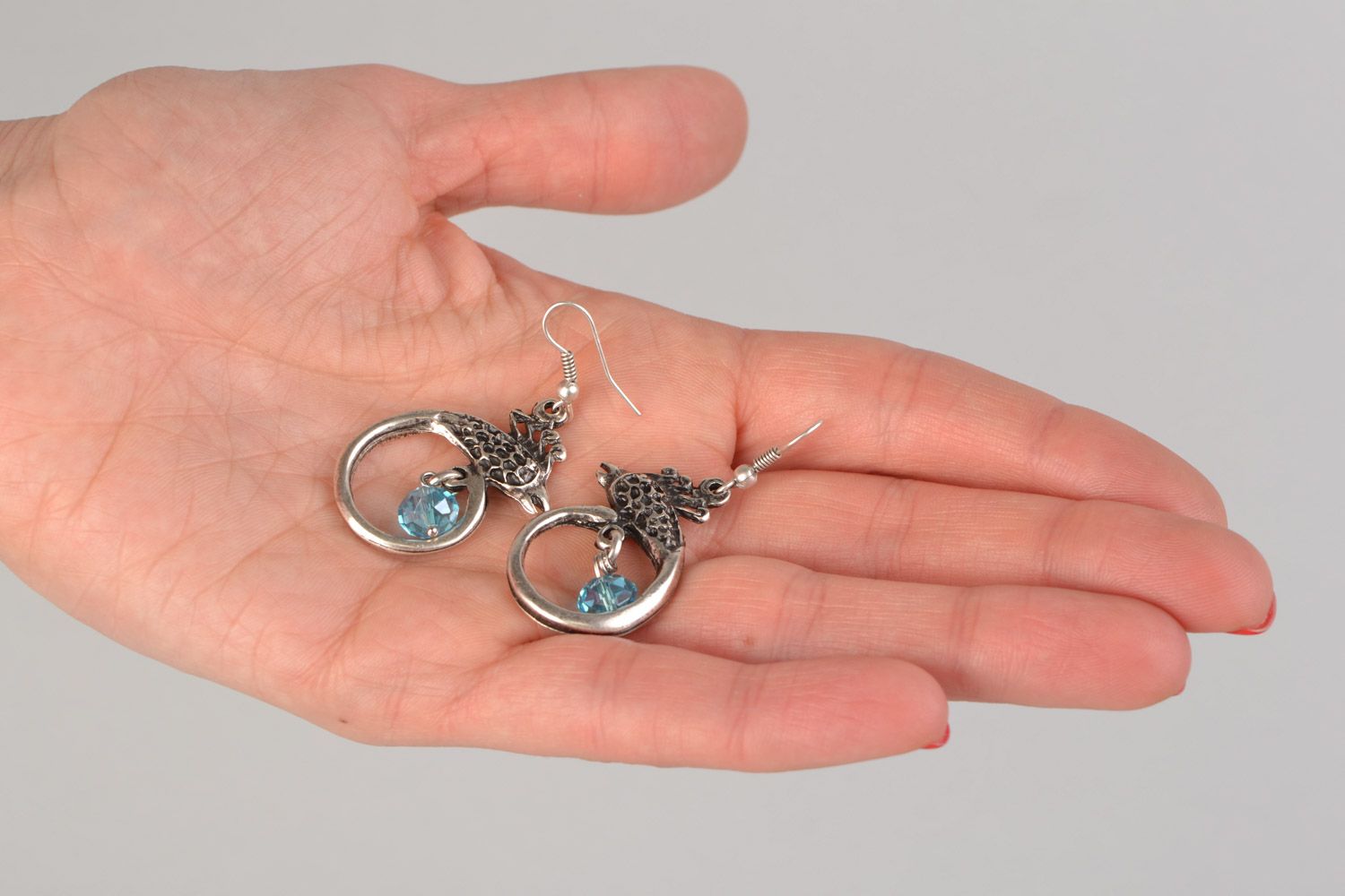 Boucles d'oreilles métalliques pendantes faites main avec perles cristal photo 2