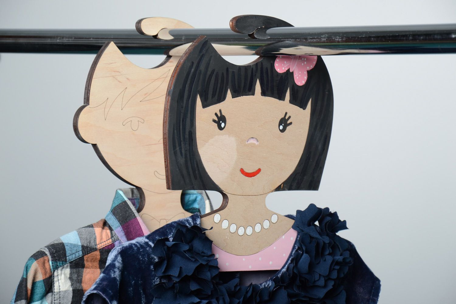 Joli cintre pour vêtements enfant fait main en bois peint de couleurs acryliques photo 1
