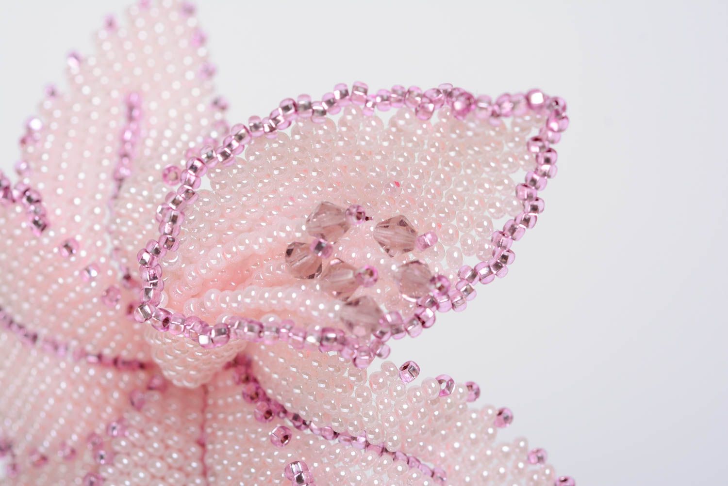 Брошь из бисера ручной работы красивая нежная объемная в виде розовой лилии фото 2
