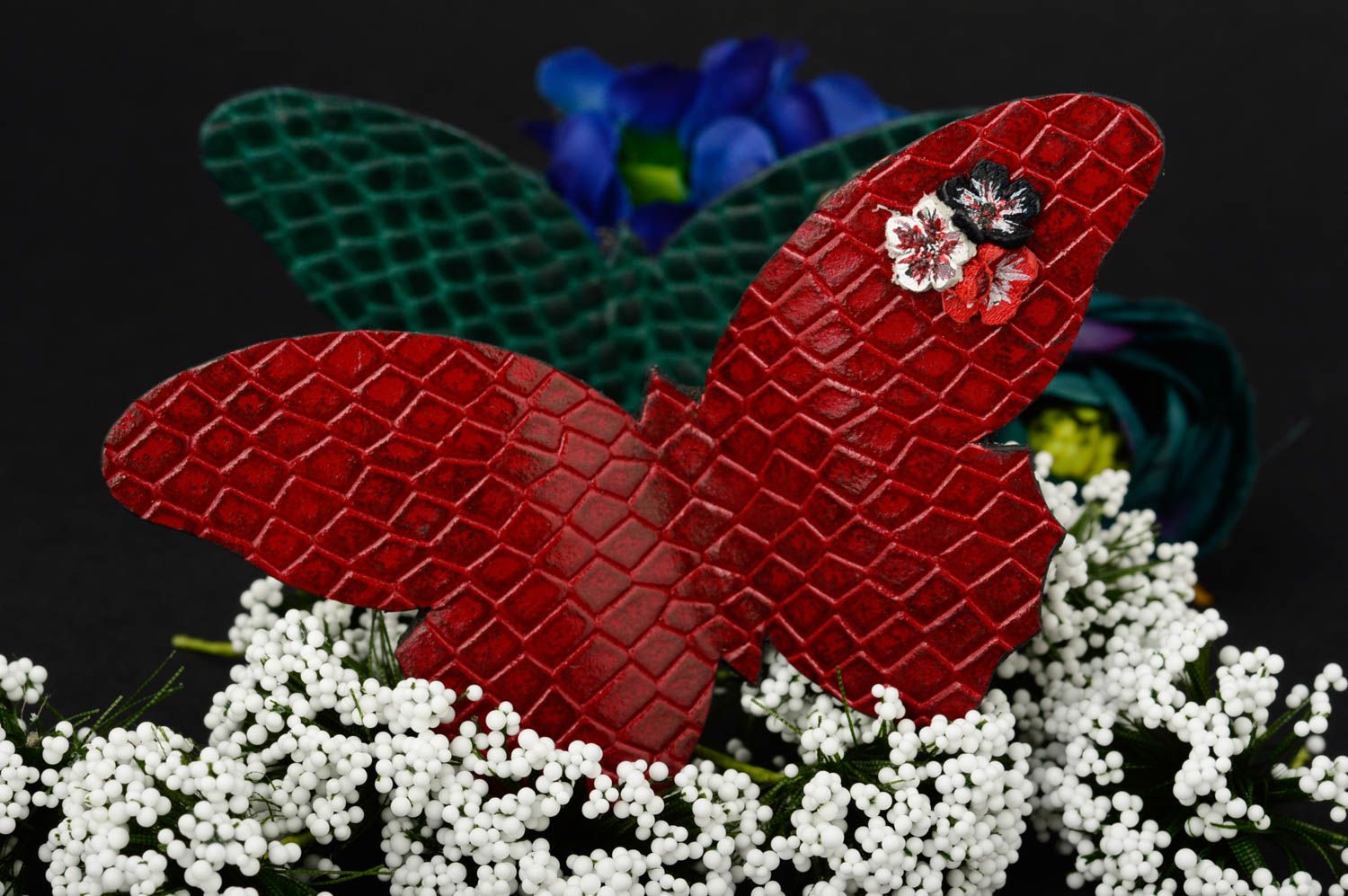 Broche rouge Bijou fait main papillon en cuir épingle en métal Cadeau pour femme photo 1