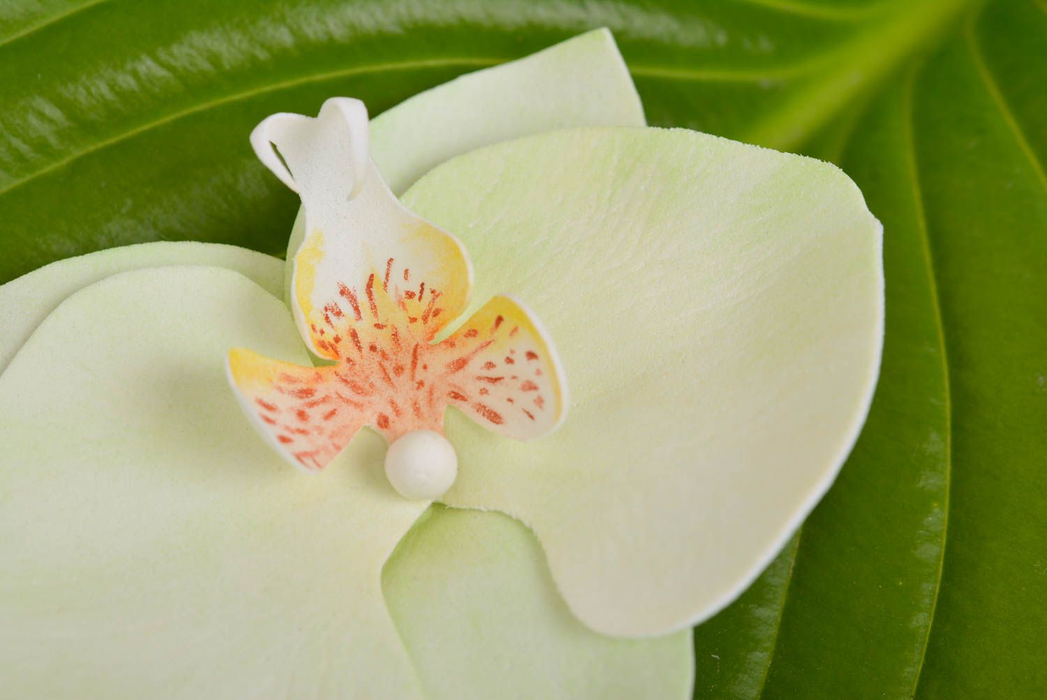 Handgemachte elegante stilvolle weiße Haarspange Blume aus plastischem Wildleder foto 2