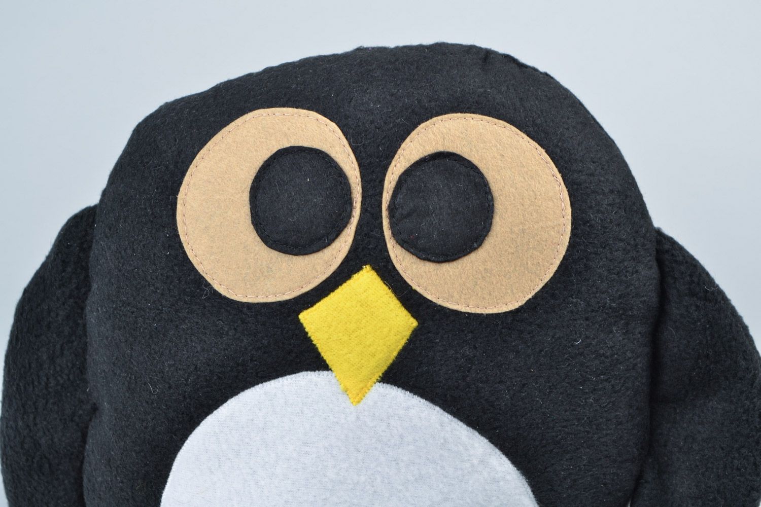 Игрушка подушка пингвин смешной черный с белым и желтым мягкая ручной работы фото 4