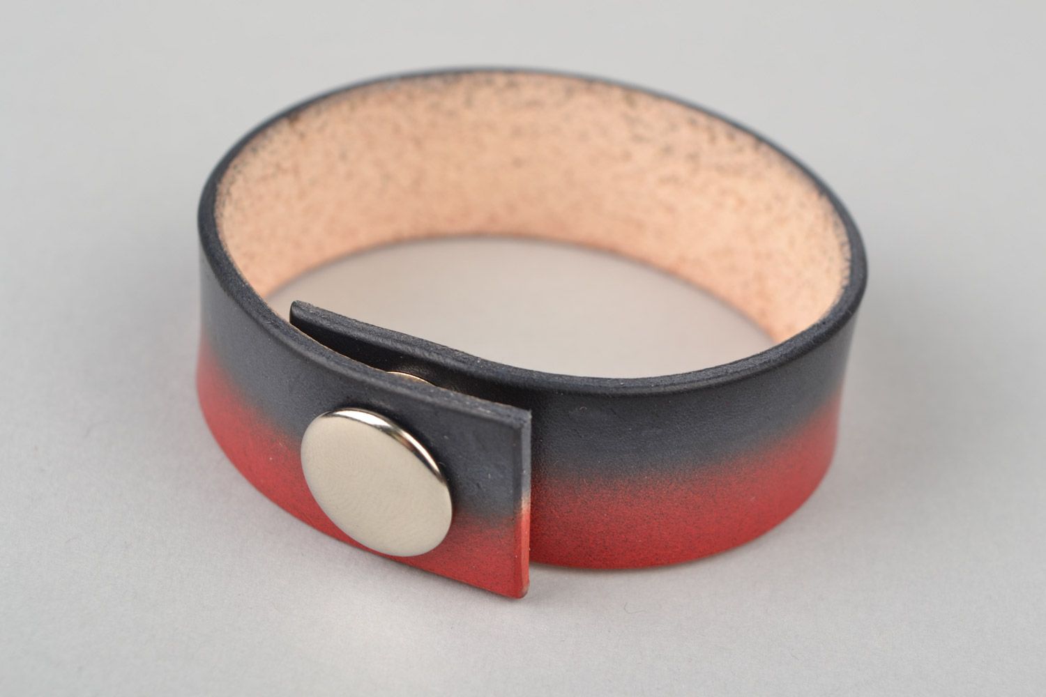 Bracelet en cuir large rouge-noir avec bouton-pression fait main unisexe  photo 4
