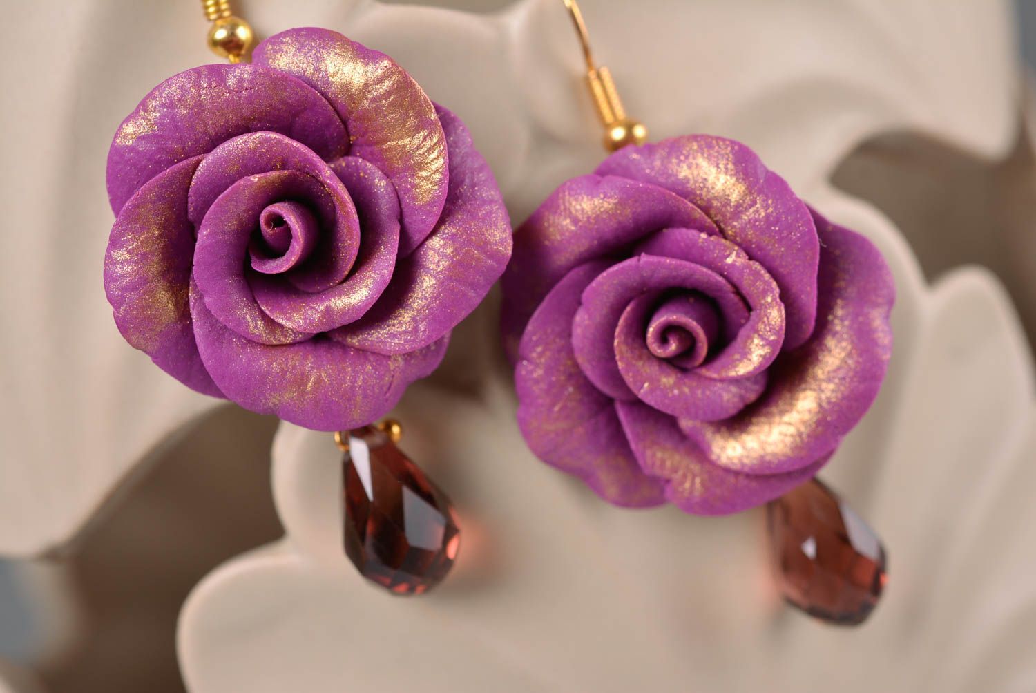 Handgemachte Vintage Rosen Ohrringe aus Polymerton in Lila für schicke Frauen   foto 3