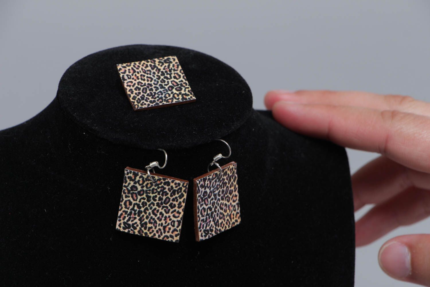 Juego de joyas con estampado de leopardo broche y pendientes artesanales plásticos  foto 5