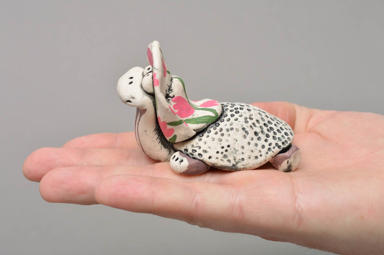 Handmade Statuette aus Porzellan Schildkröte mit Tulpe mit Glasur bemalt schön foto 4