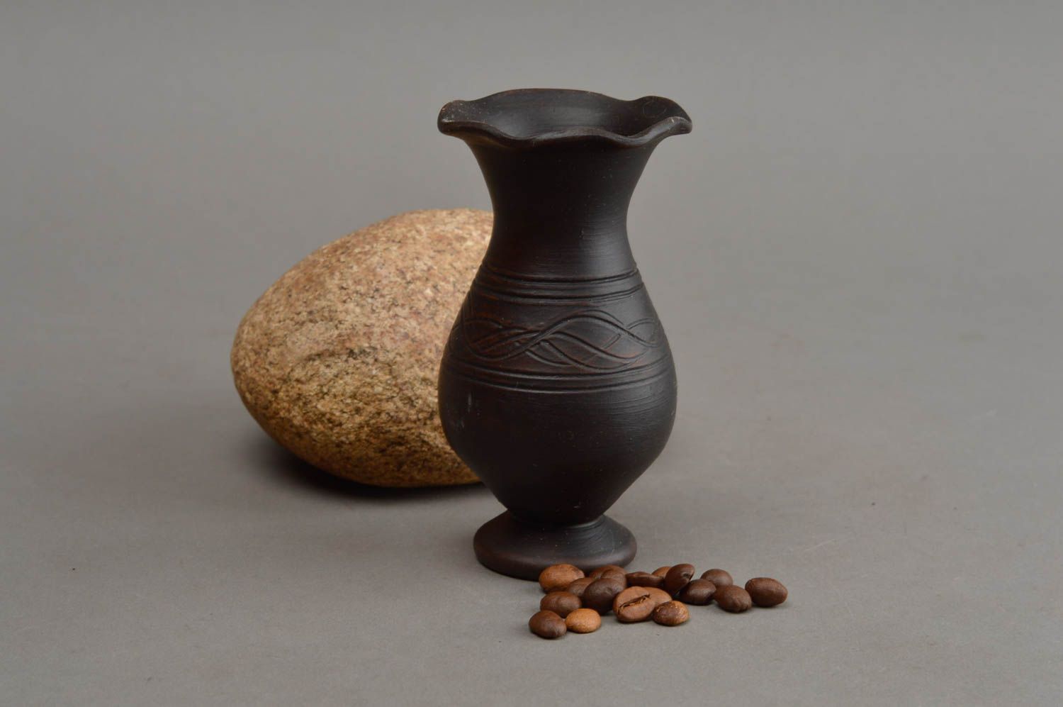 Vase miniature en céramique marron foncé décor d'intérieur original fait main photo 1