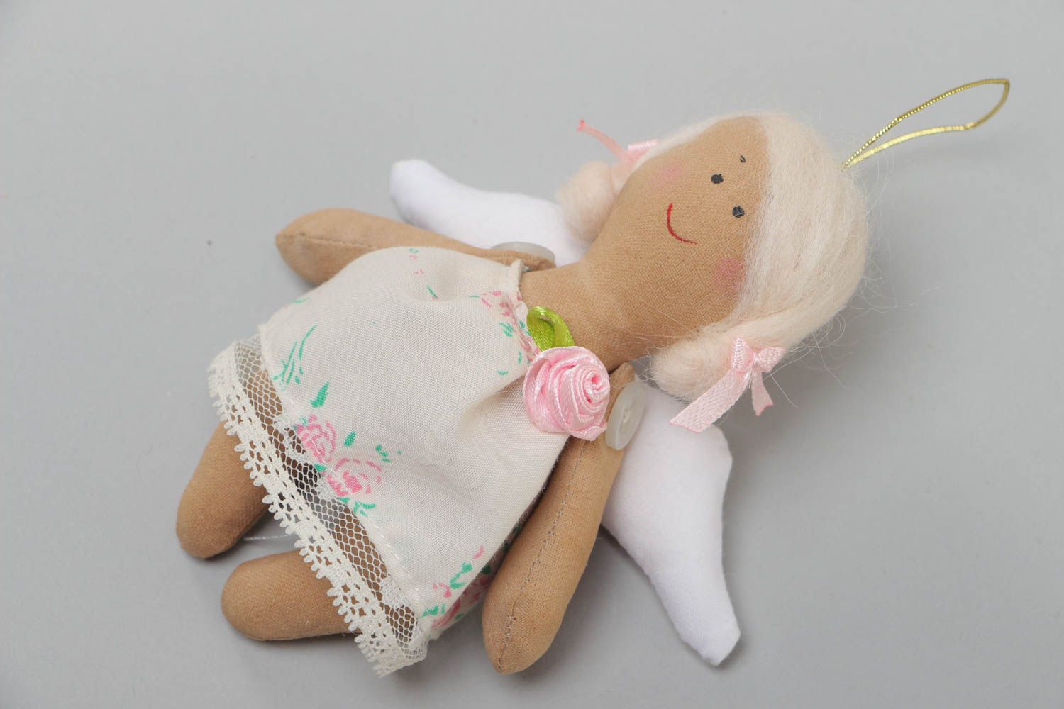 Игрушка кукла из ткани в виде ангела в белом платье маленькая ручной работы фото 2