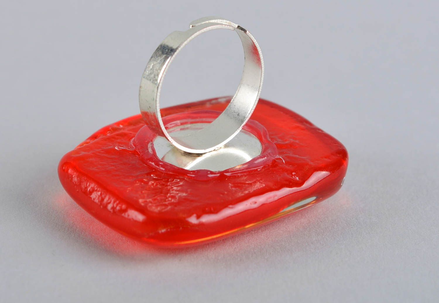Украшение из стекла кольцо ручной работы кольцо из стекла красное интересное фото 5