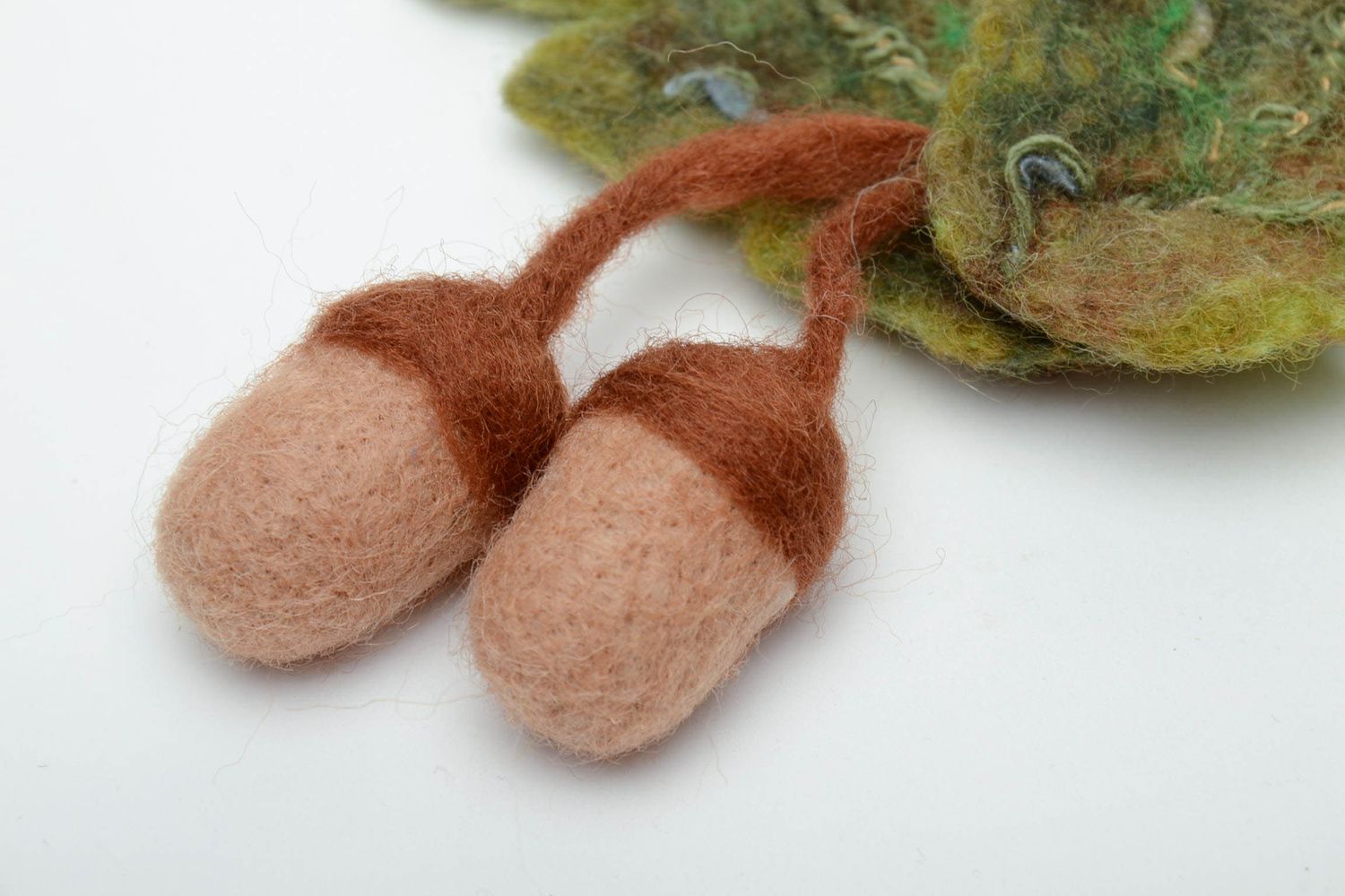 Broche e lana con forma de bellotas foto 3