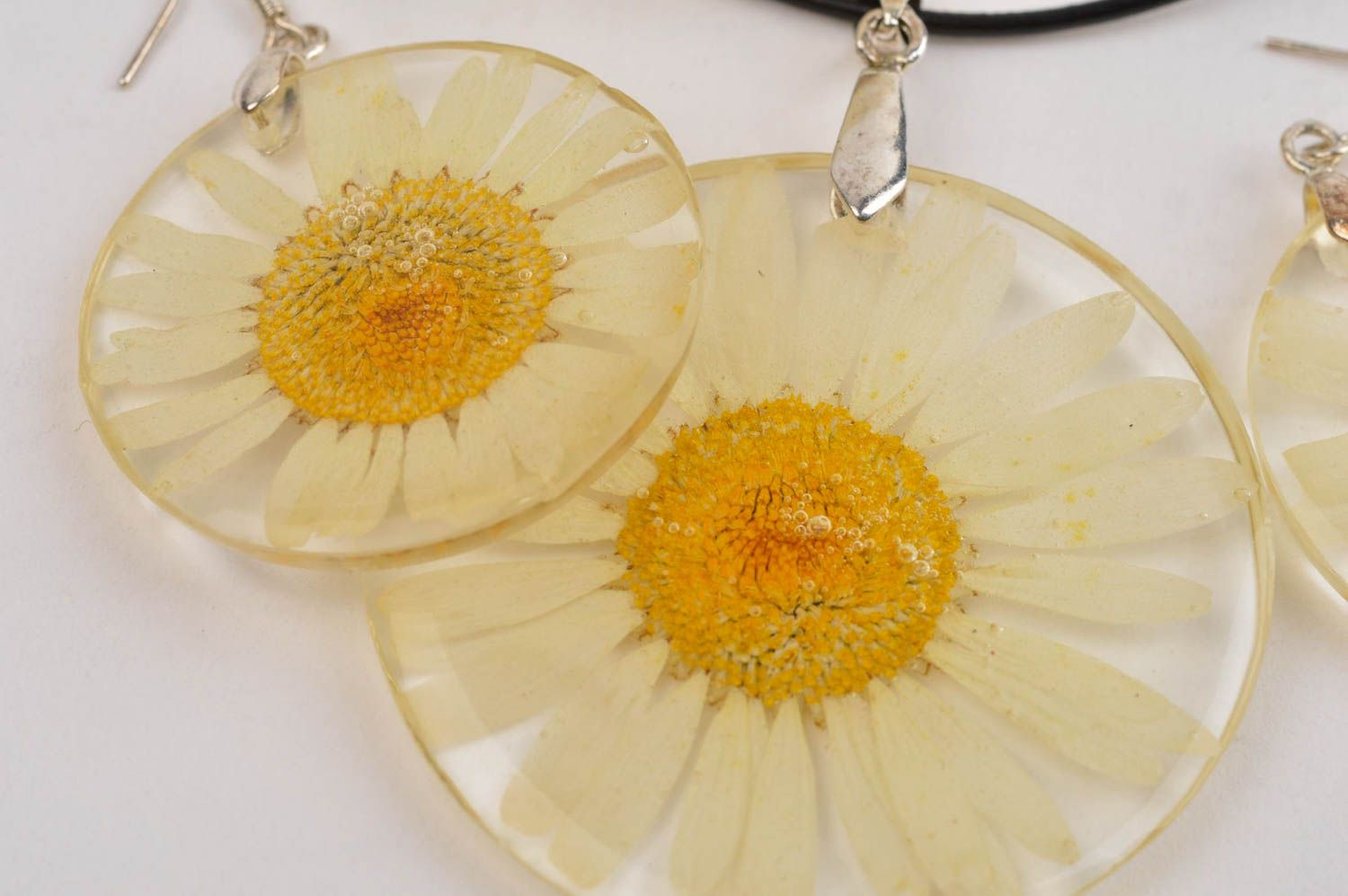 Epoxy resin accessories handmade botanic brooch botanic pendant with dry flowers photo 5