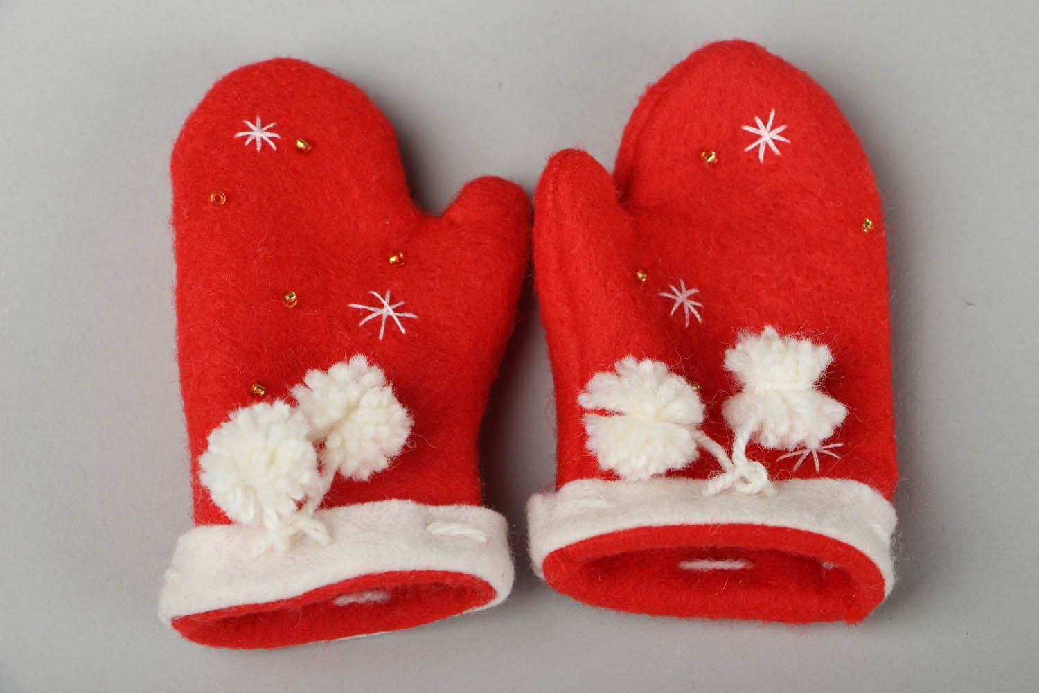 Decorative felt mittens photo 3