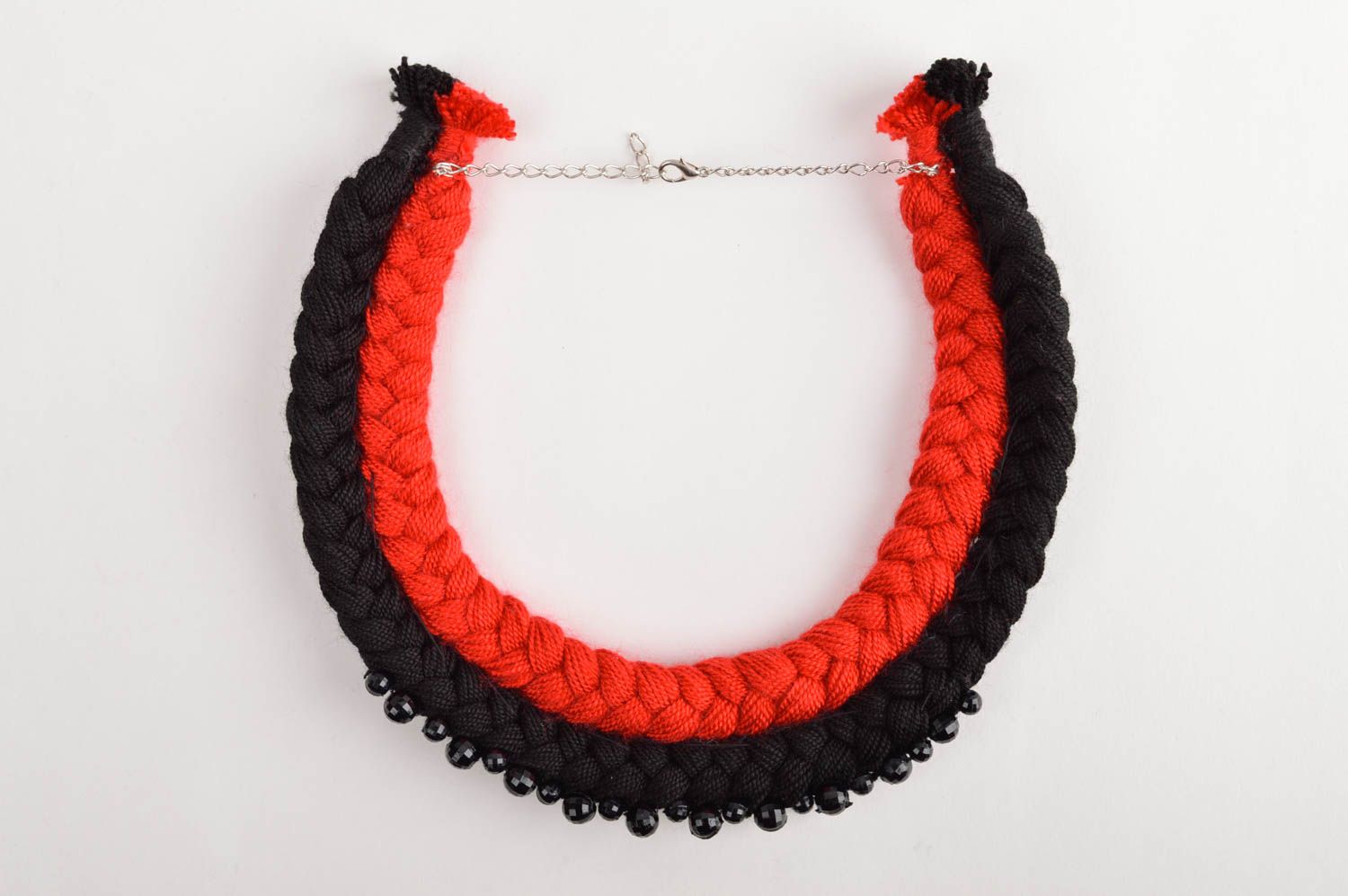 Collier textile Bijou fait main Accessoire femme noir et rouge en fils photo 3