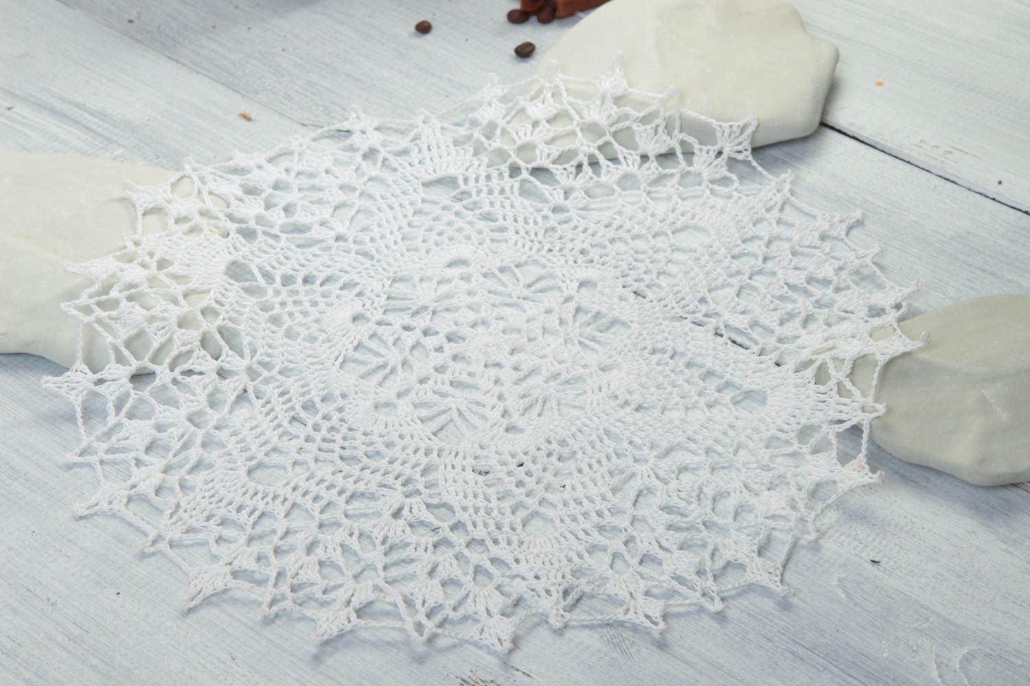 Serviette blanche fait main Déco maison ajourée Cadeau femme tricotée au crochet photo 1
