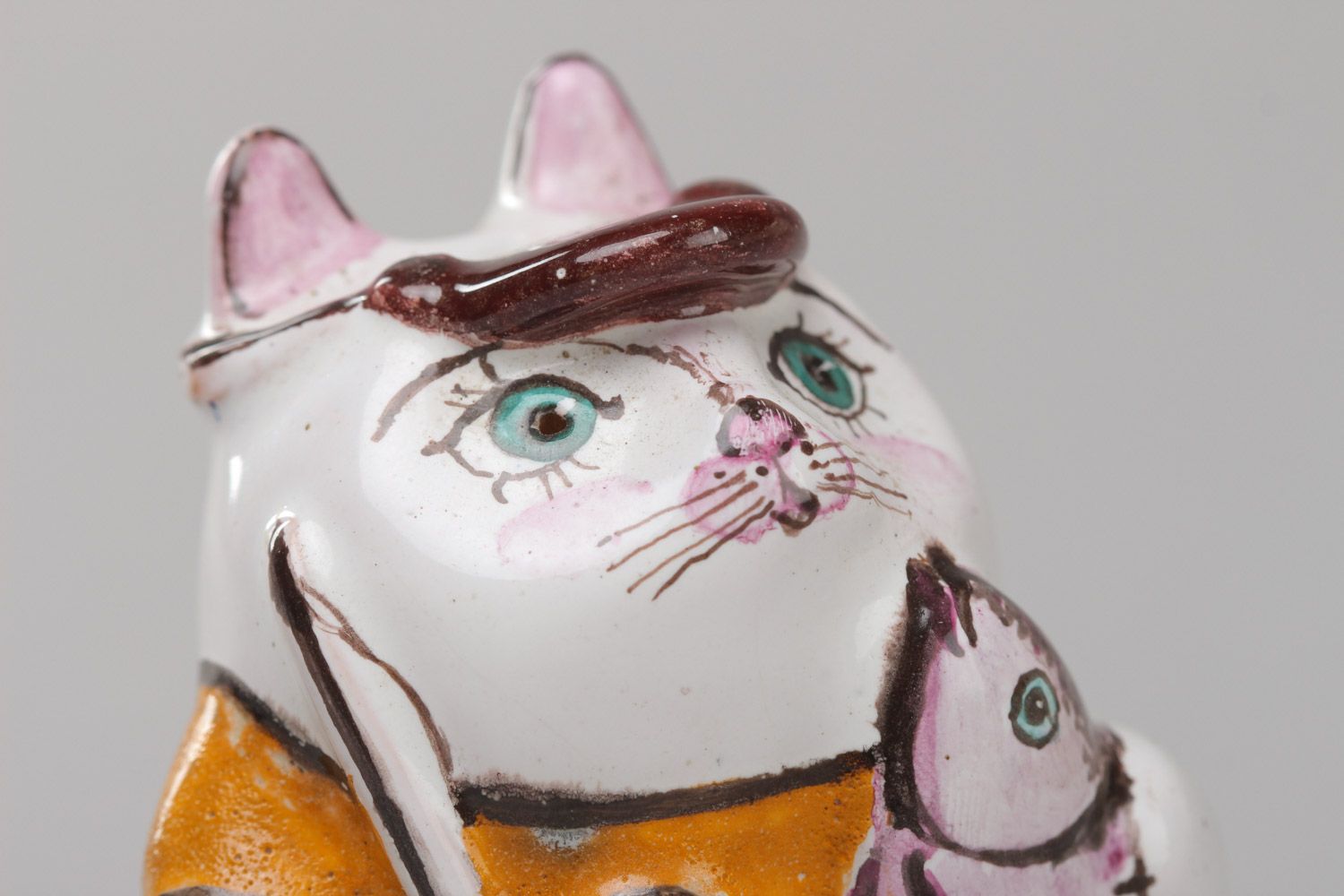 Petite figurine en céramique multicolore faite main en forme de chat pêcheur photo 4