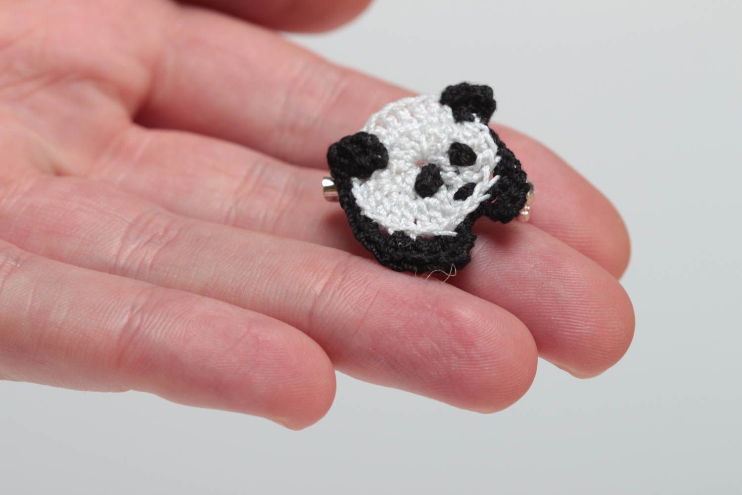 Брошь из хлопка вязаная крючком маленькая детская ручной работы в виде панды фото 5