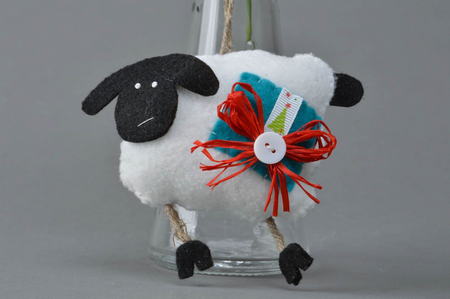 Petit jouet de suspension en feutre fait main en forme de mouton blanc photo 3