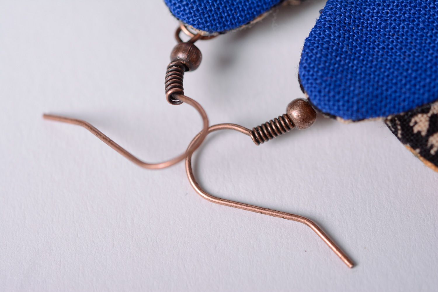Graue stoffige kleine Ohrringe aus Textil für Frauen foto 4
