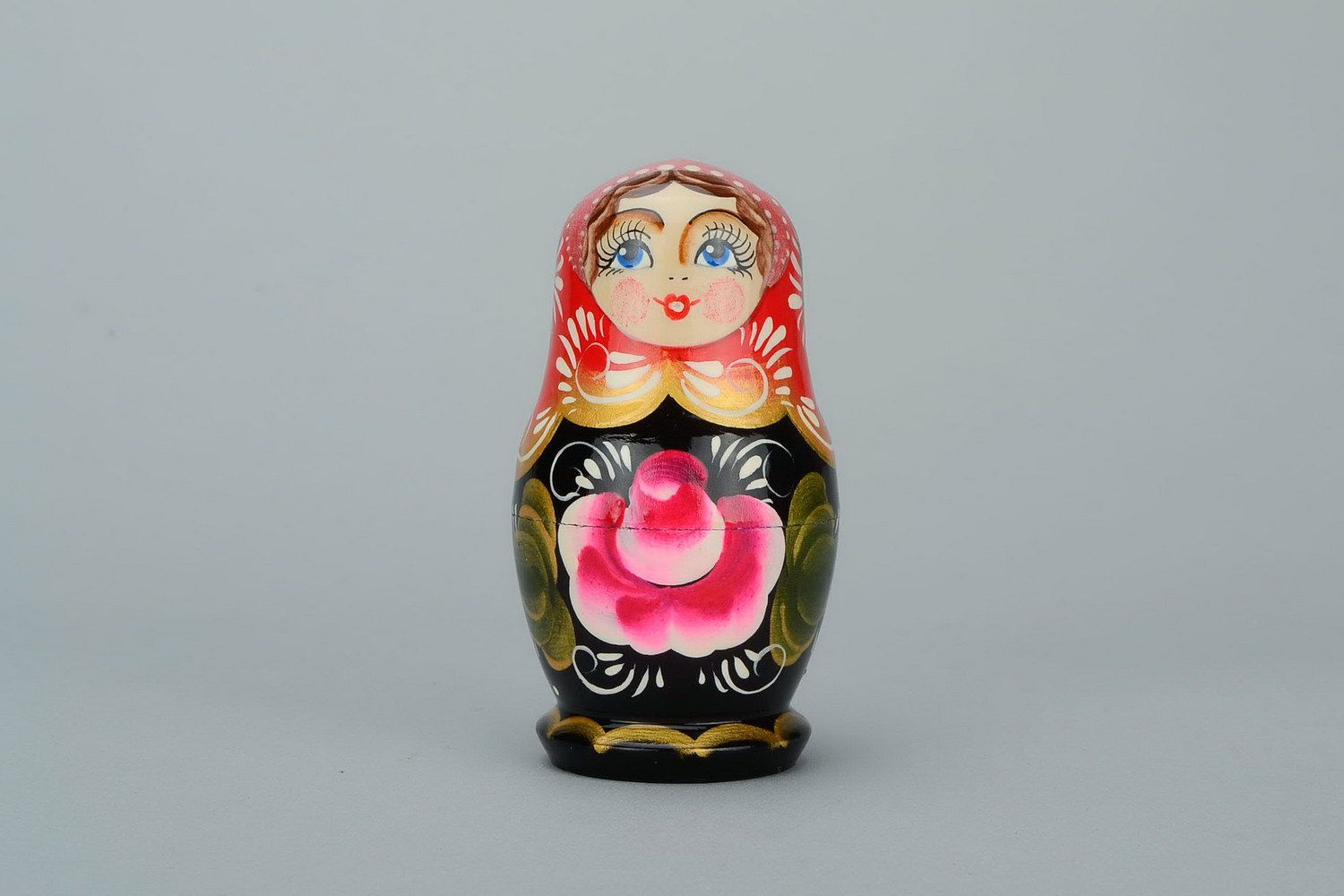Matrioshka con cinco muñecas Rosa que florese foto 1
