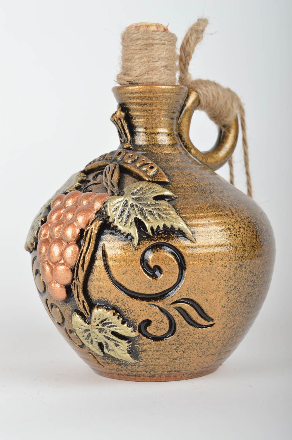 Botella cerámica para vino con corcho hecha a mano decorada con moldura foto 2