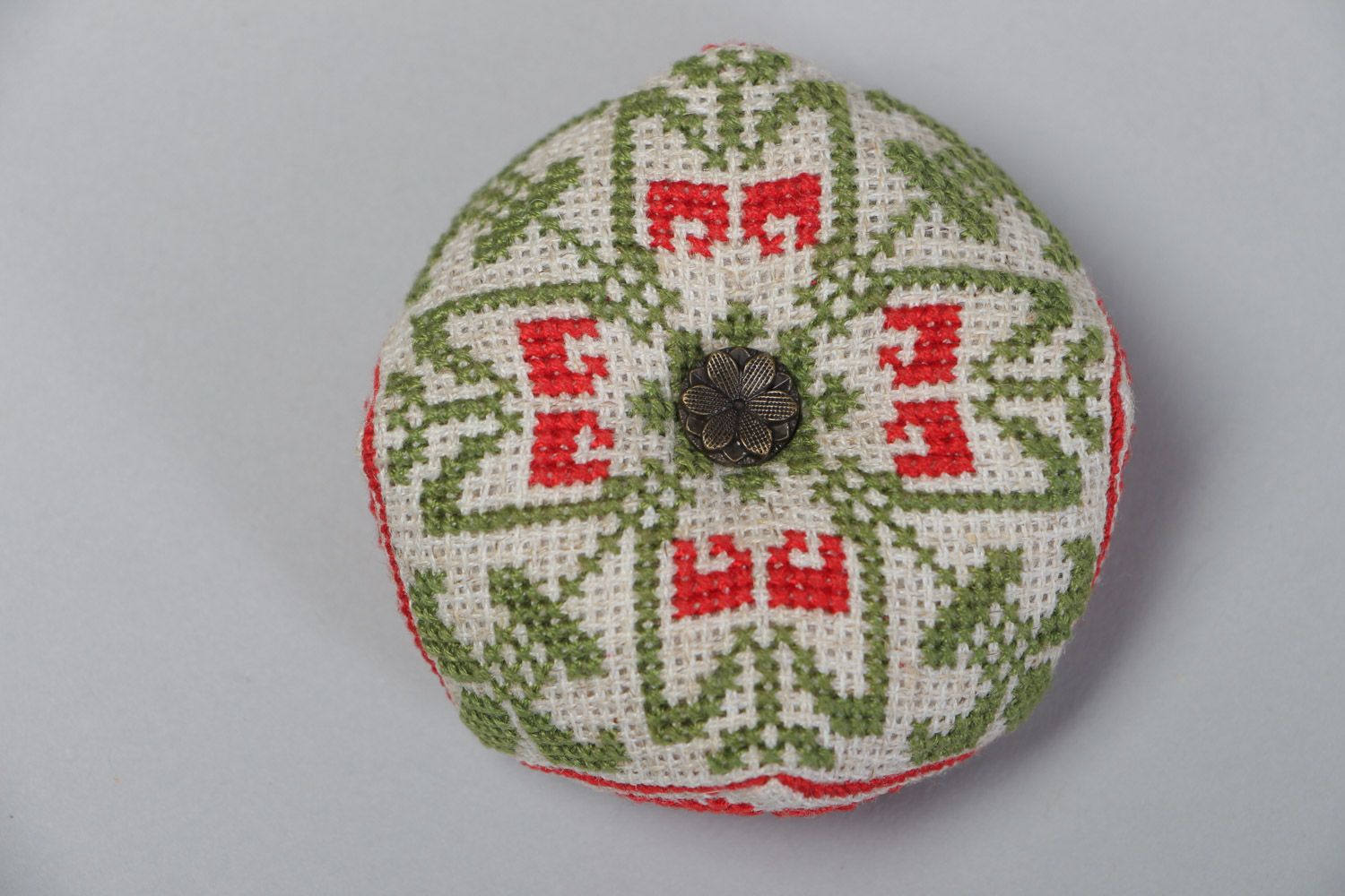 Almohadilla para agujas de tela artesanal bordada pequeña original   foto 2