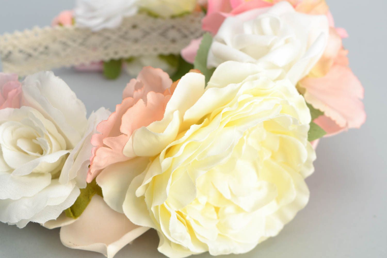 Diadema original con flores de foamiran Peonías blancas foto 4