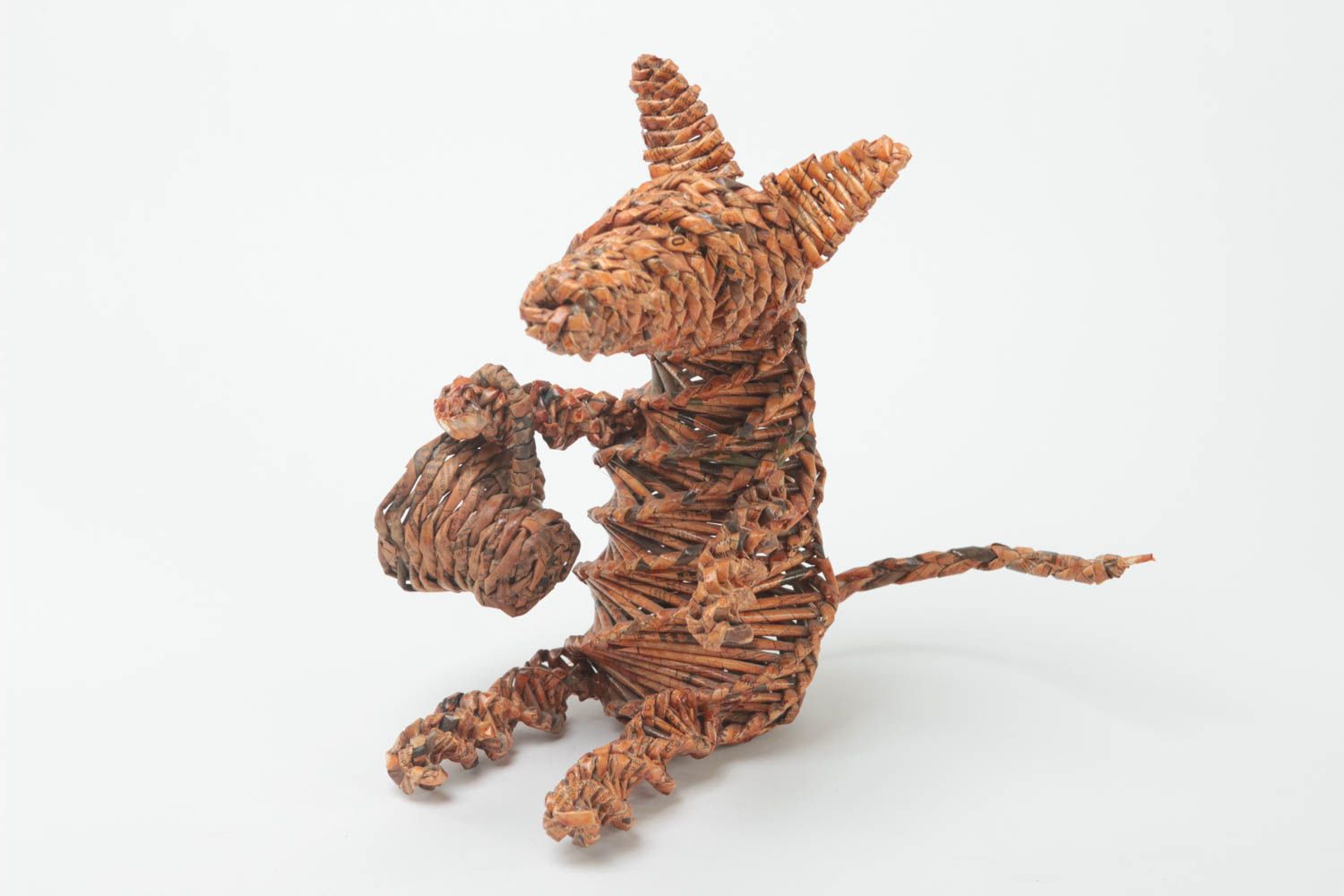 Статуэтка крыса из бумажной лозы коричневая настольный декор ручной работы фото 2