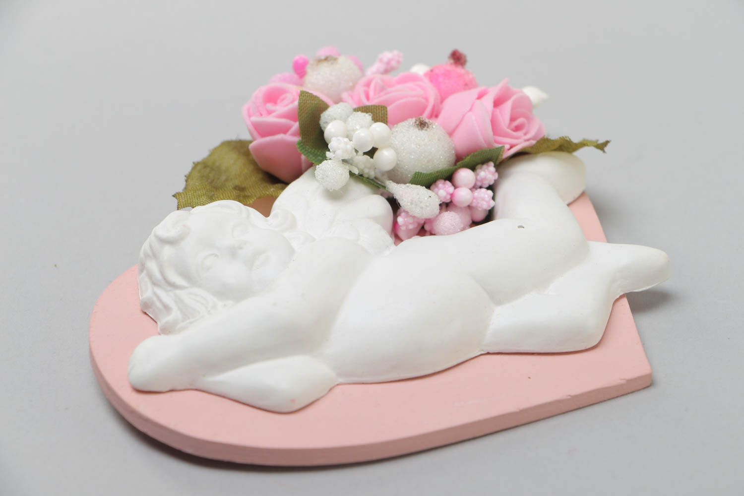 Handgemachter Herz Kühlschrankmagnet aus Holz und Gips in Rosa mit Engeln  foto 3