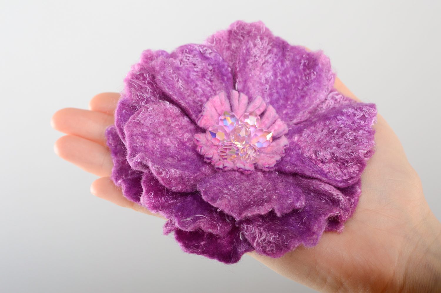 Broche en laine feutrée violette faite main photo 3