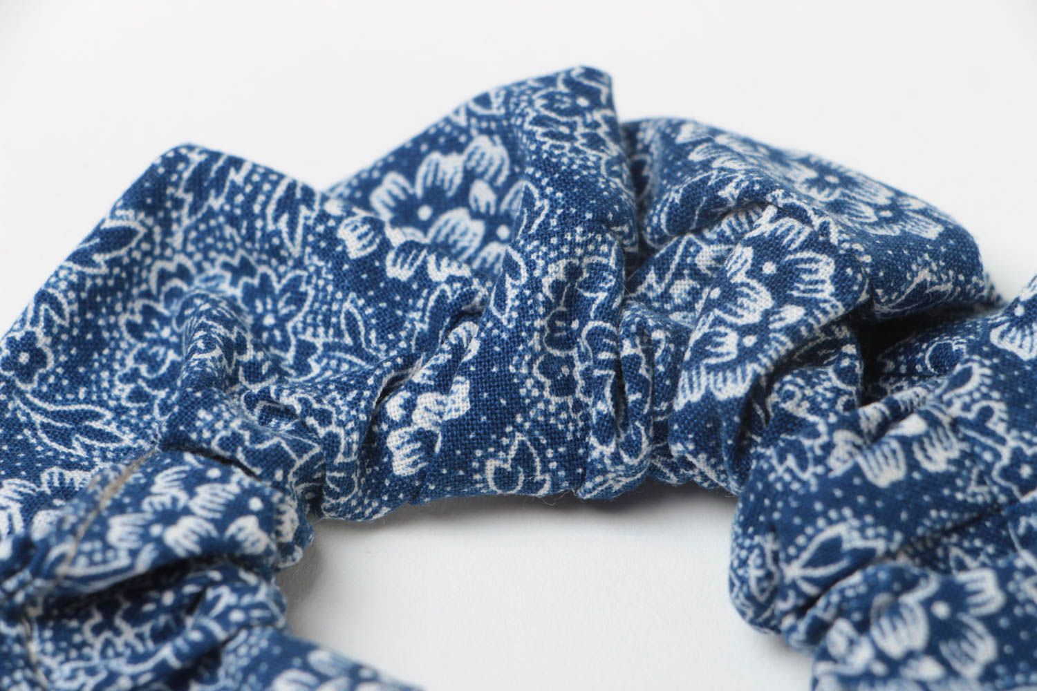 Handgemachtes schönes originelles Stoff Haargummi in Blau aus Baumwollstoff foto 4