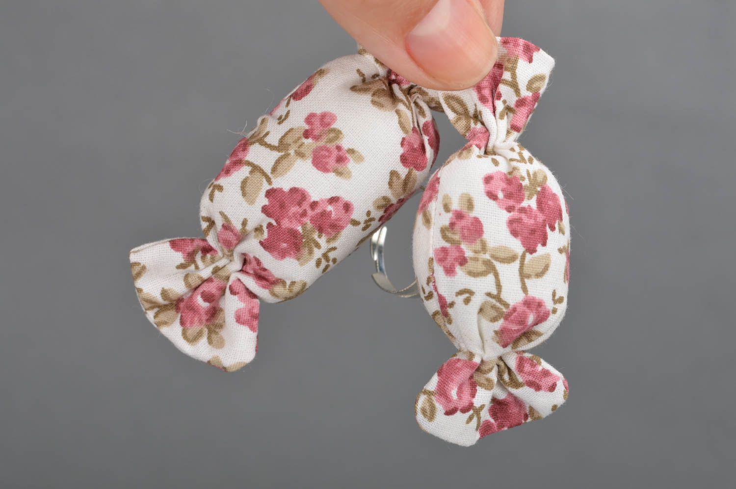 Decorações de tecido artesanais anel e grampo de cabelo feitos na forma de doces foto 3