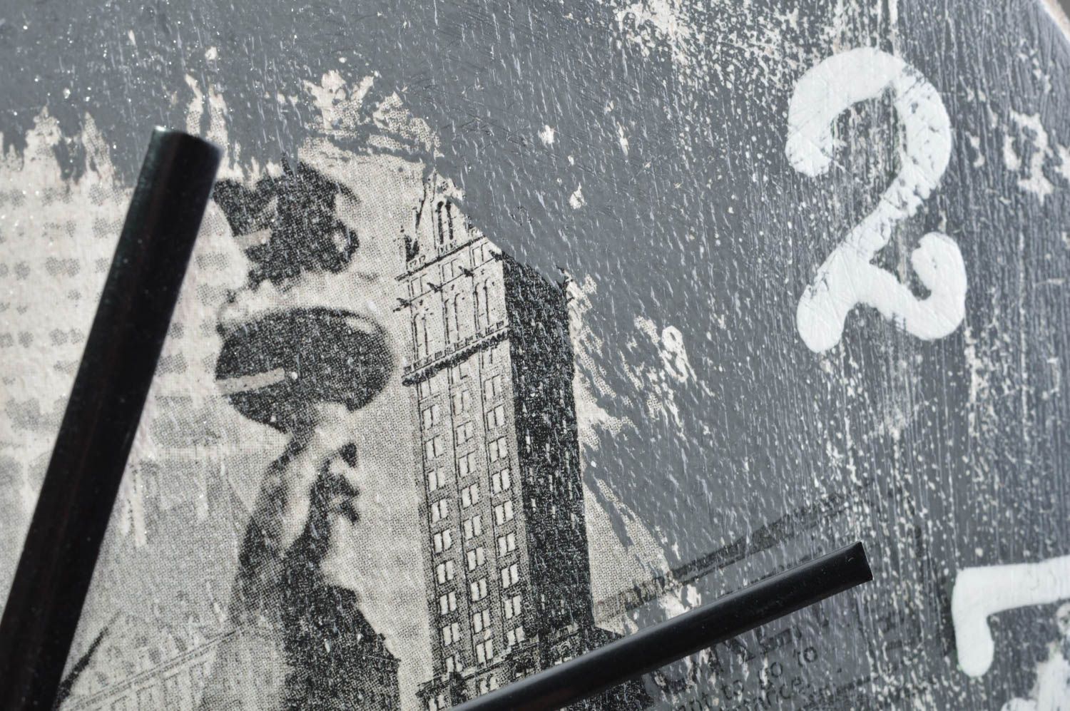 Часы в технике декупаж из ДСП круглые ручной работы с изображением Нью-Йорка фото 3