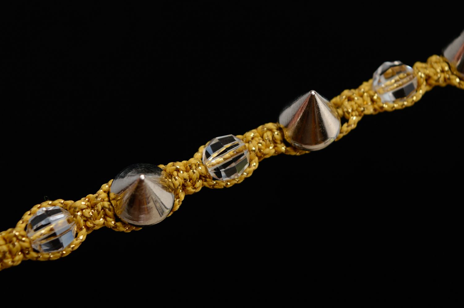 Bracelet en macramé jaune avec piques et perles fantaisie fait main pour femme photo 4
