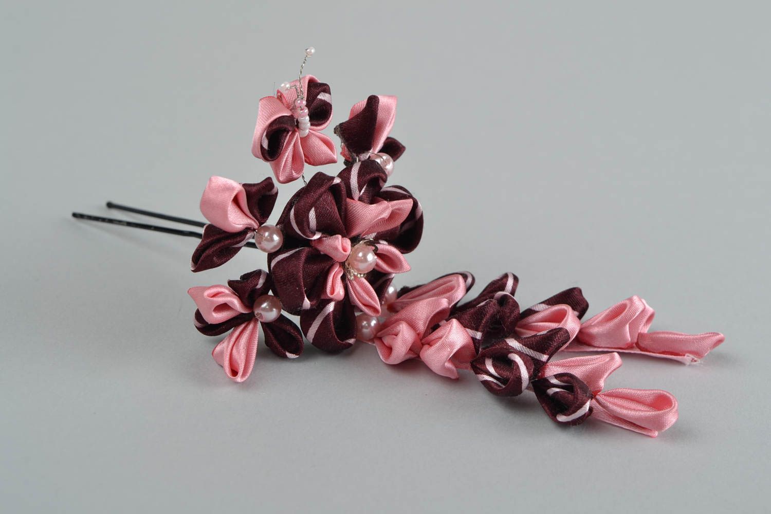 Большая шпилька с цветком из атласных лент розовая для создания причесок  фото 3