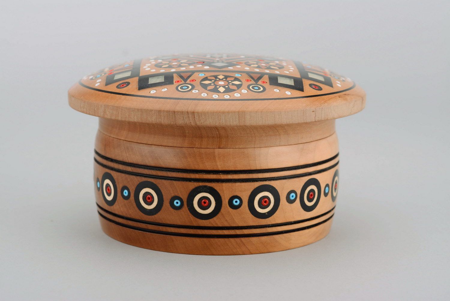 Wooden box inlaid with painted wood pieces and metal photo 2