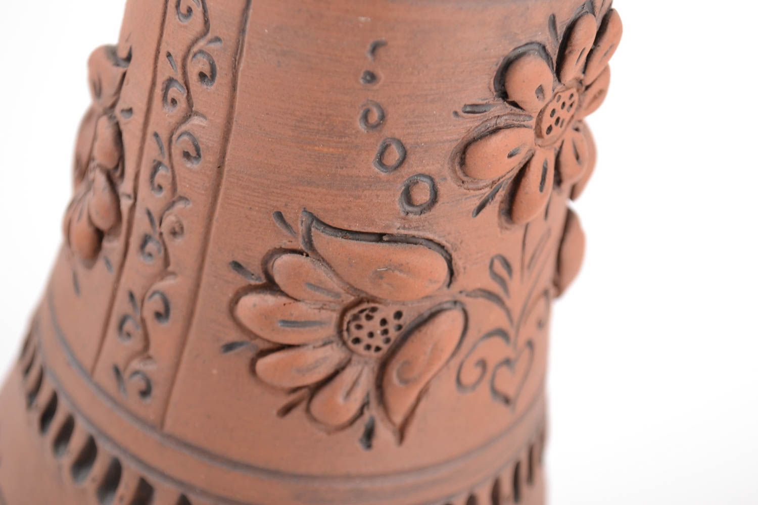 Настольная ваза глиняная с лепным декором коричневая невысокая ручной работы фото 2