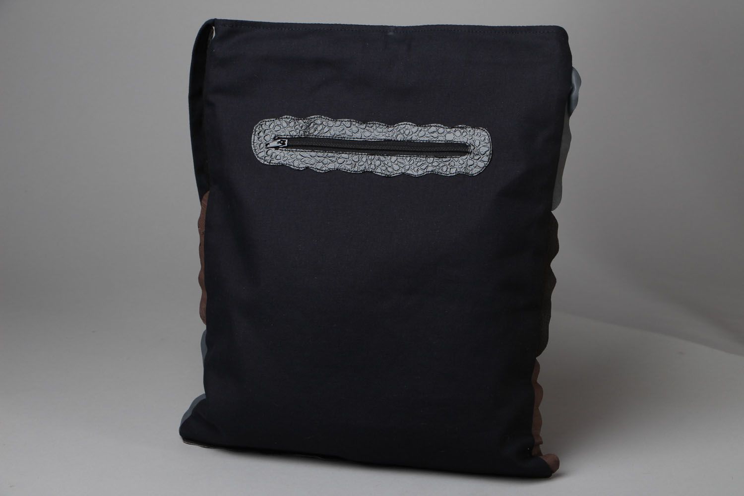 Bolsa de tecido escura costurada à mão  foto 3