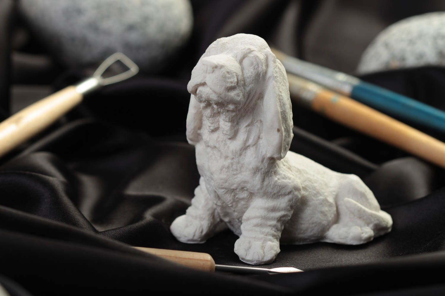 Заготовка из полимерной смолы в виде собаки небольшая белая ручной работы  фото 1