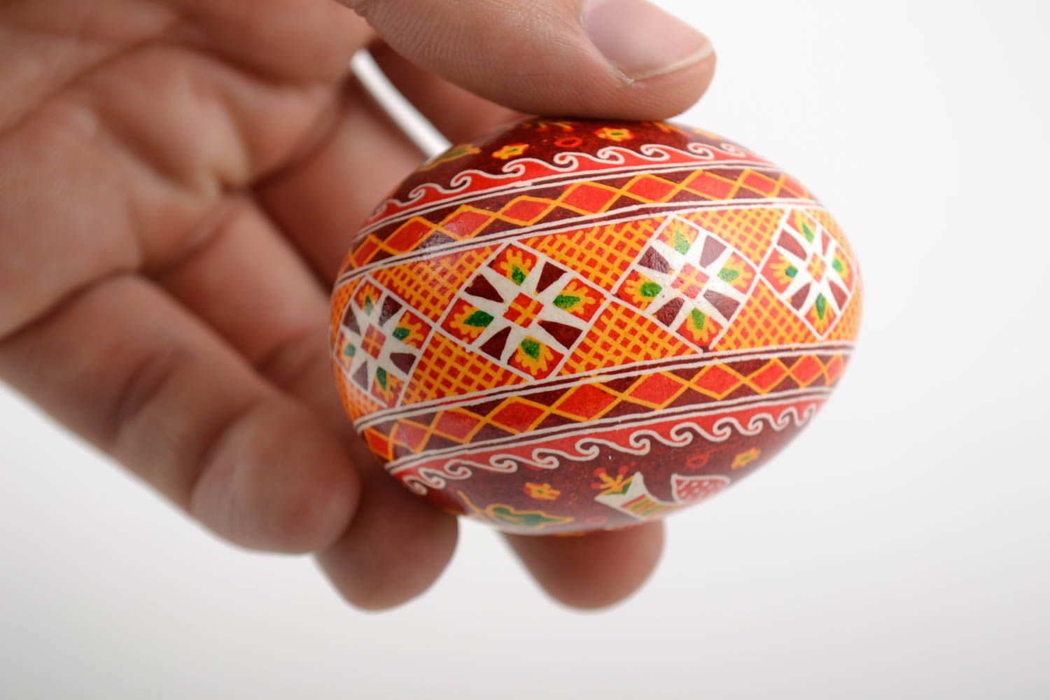 Huevo de Pascua hecho a mano pintado con pajarito en gama de colores rojos foto 2