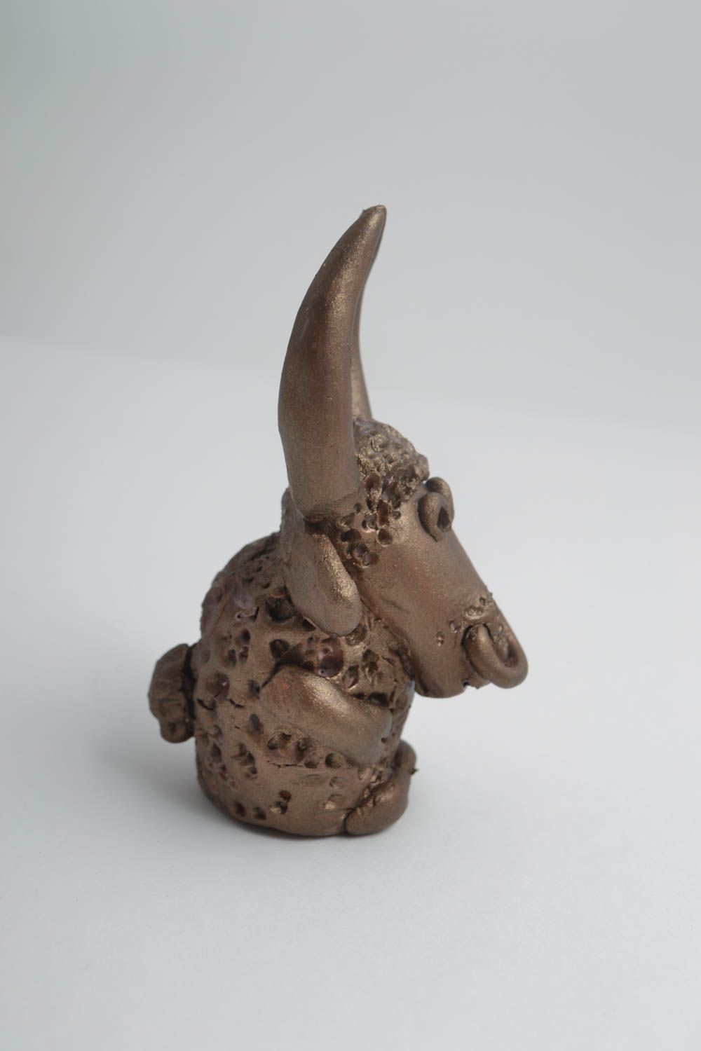 Figurine animal fait main Petite statuette taureau en argile Déco intérieur photo 3
