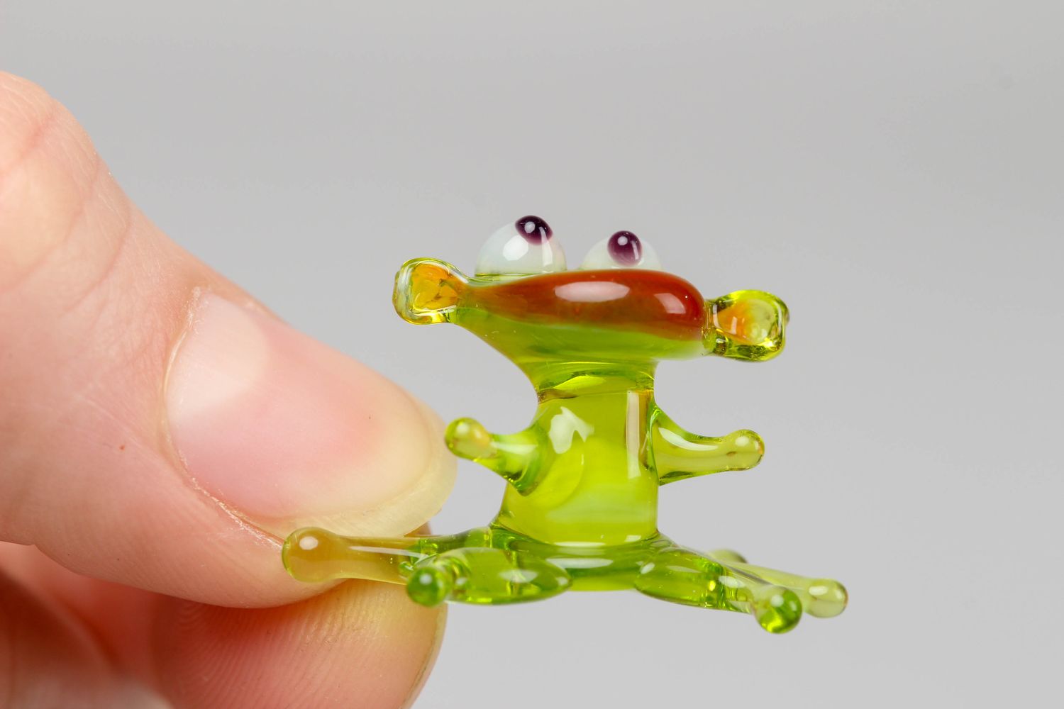 Миниатюрная фигурка из стекла в технике лэмпворк в виде лягушки фото 3
