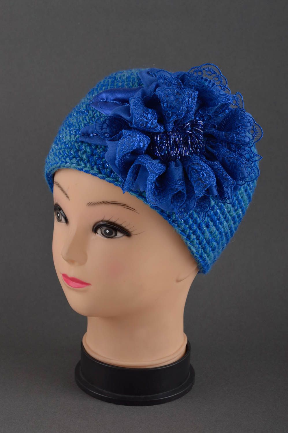 Bonnet tricot fait main Chapeau d'hiver bleu Vêtement pour femme avec fleur photo 1
