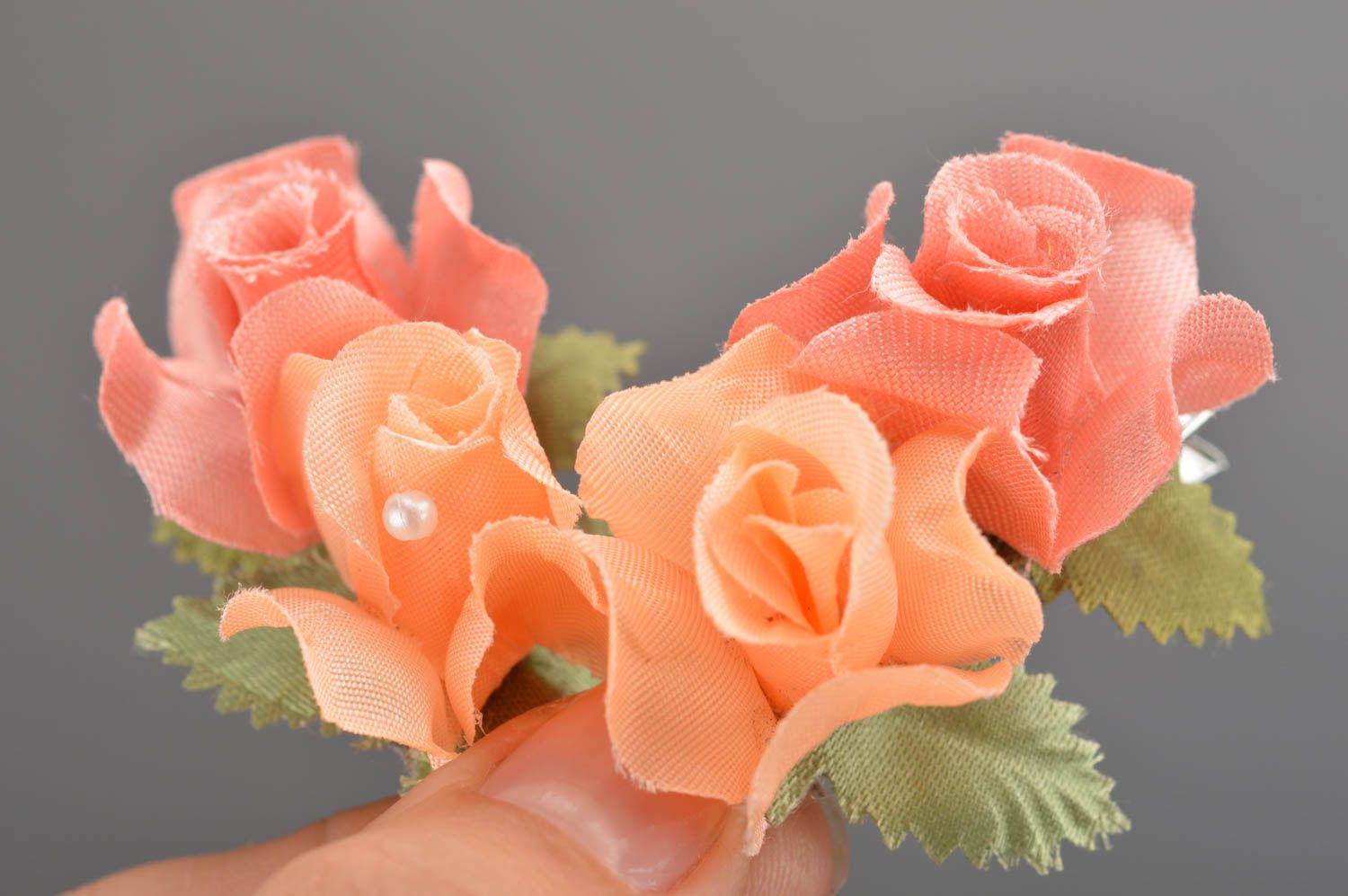 Pinzas de pelo con flores artificiales hechas a mano rosas de color crema foto 3