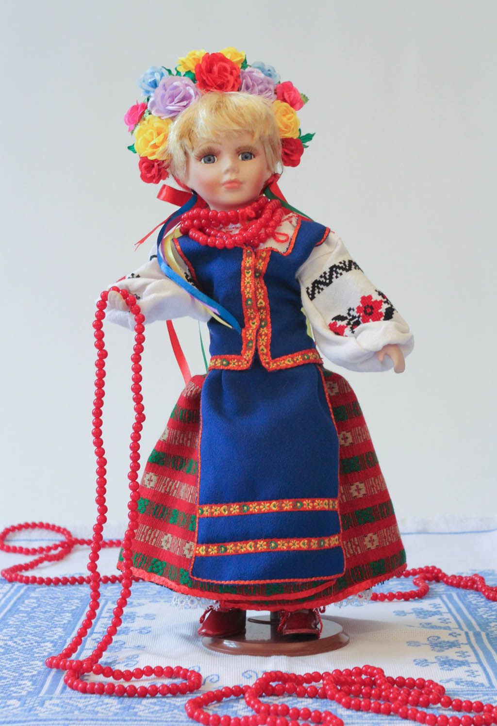 Poupée décorative en tenue traditionnelle ukrainienne photo 5