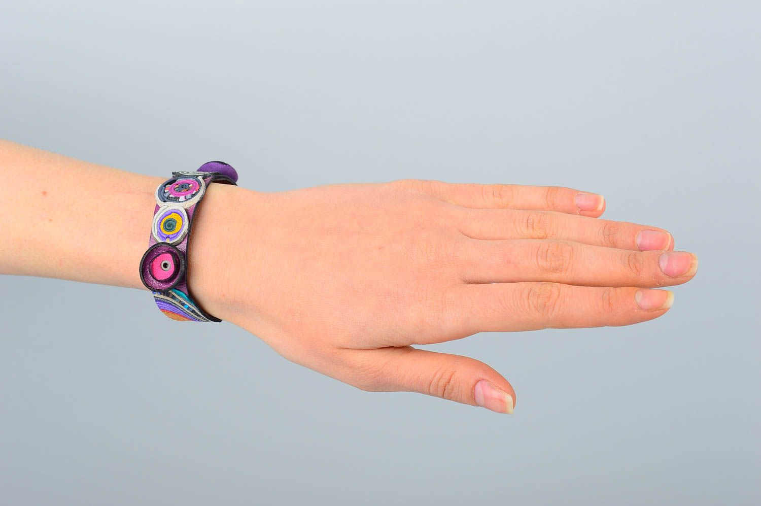 Bracelet en cuir Bijou fait main mauve design original Cadeau pour femme photo 1