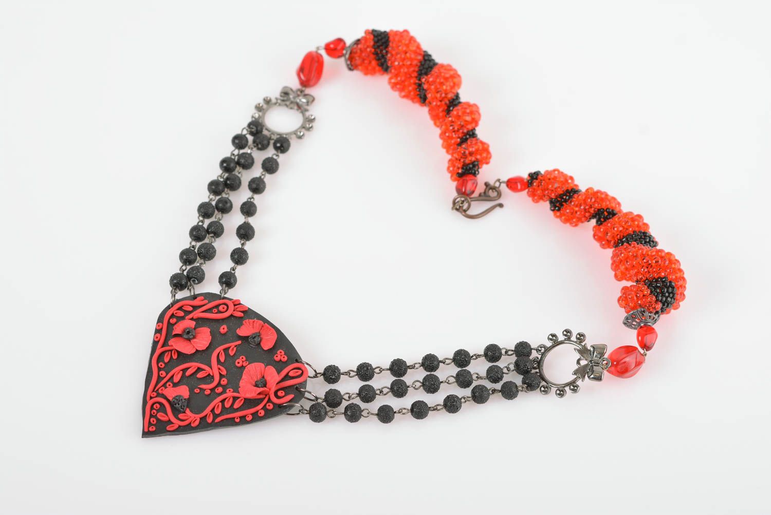 Collier en perles de rocaille et pâte polymère avec coeur rouge noir fait main photo 1