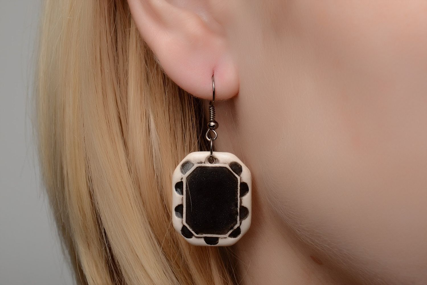 Massive einfache handgemachte Ohrringe aus Ton mit Emaille in Ofen gebrannt foto 2