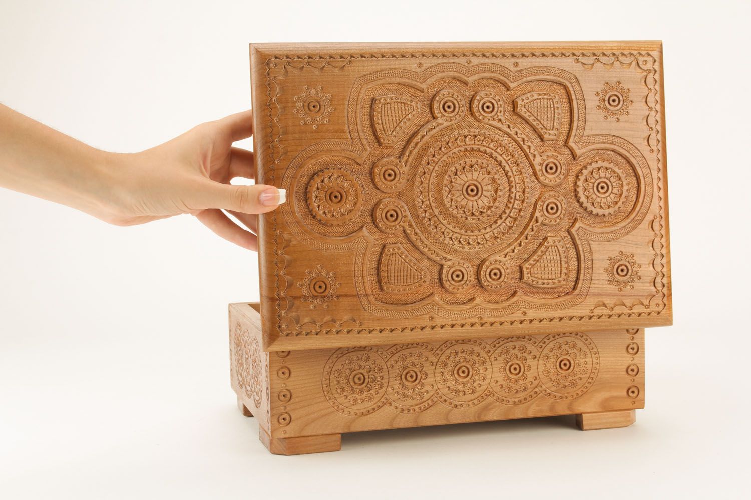 Caixinha grande de madeira artesanal com entalhe artístico para jóias foto 2