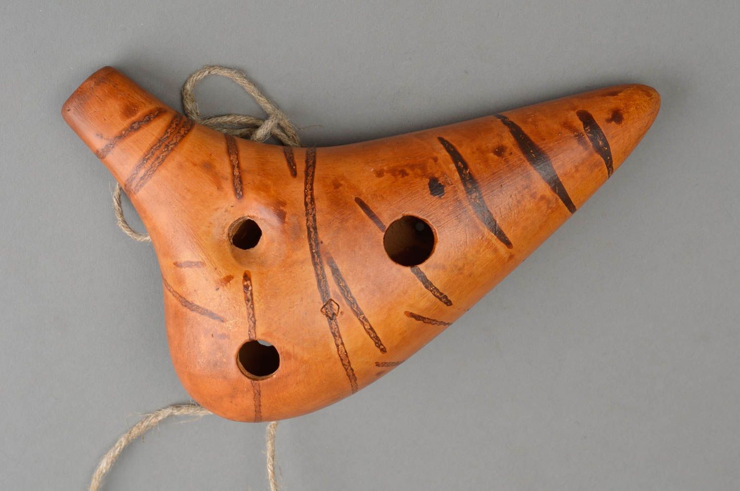 Originelle ethnische Lippenpfeife aus Ton in Braun Souvenir interessanter Form  foto 4
