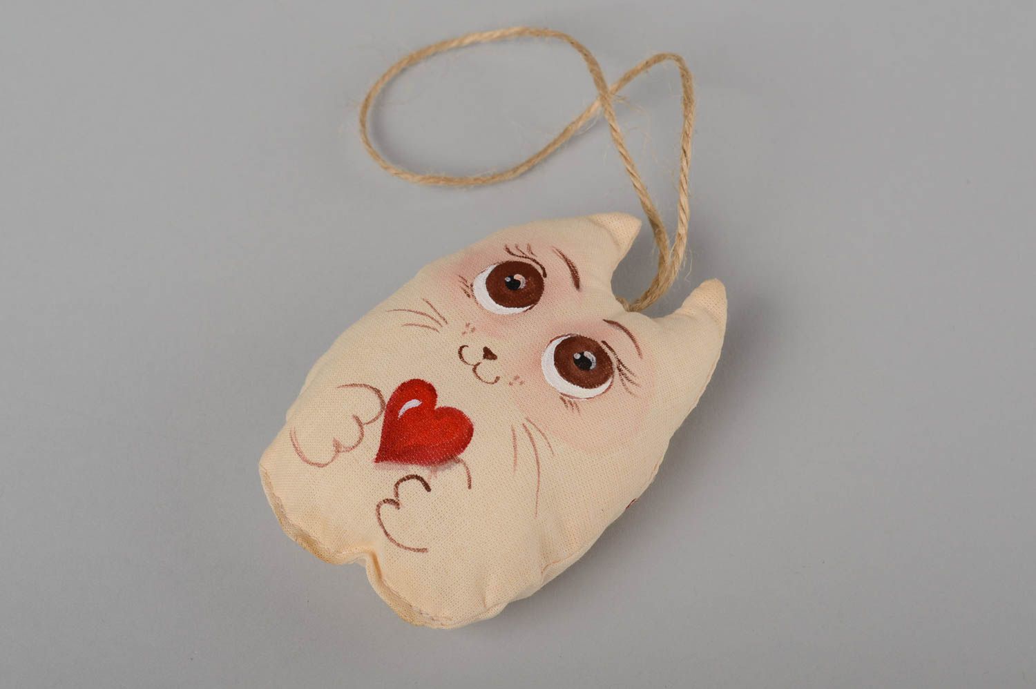 Мягкая игрушка ручной работы декор для дома мягкая подвеска кошечка с сердцем фото 2